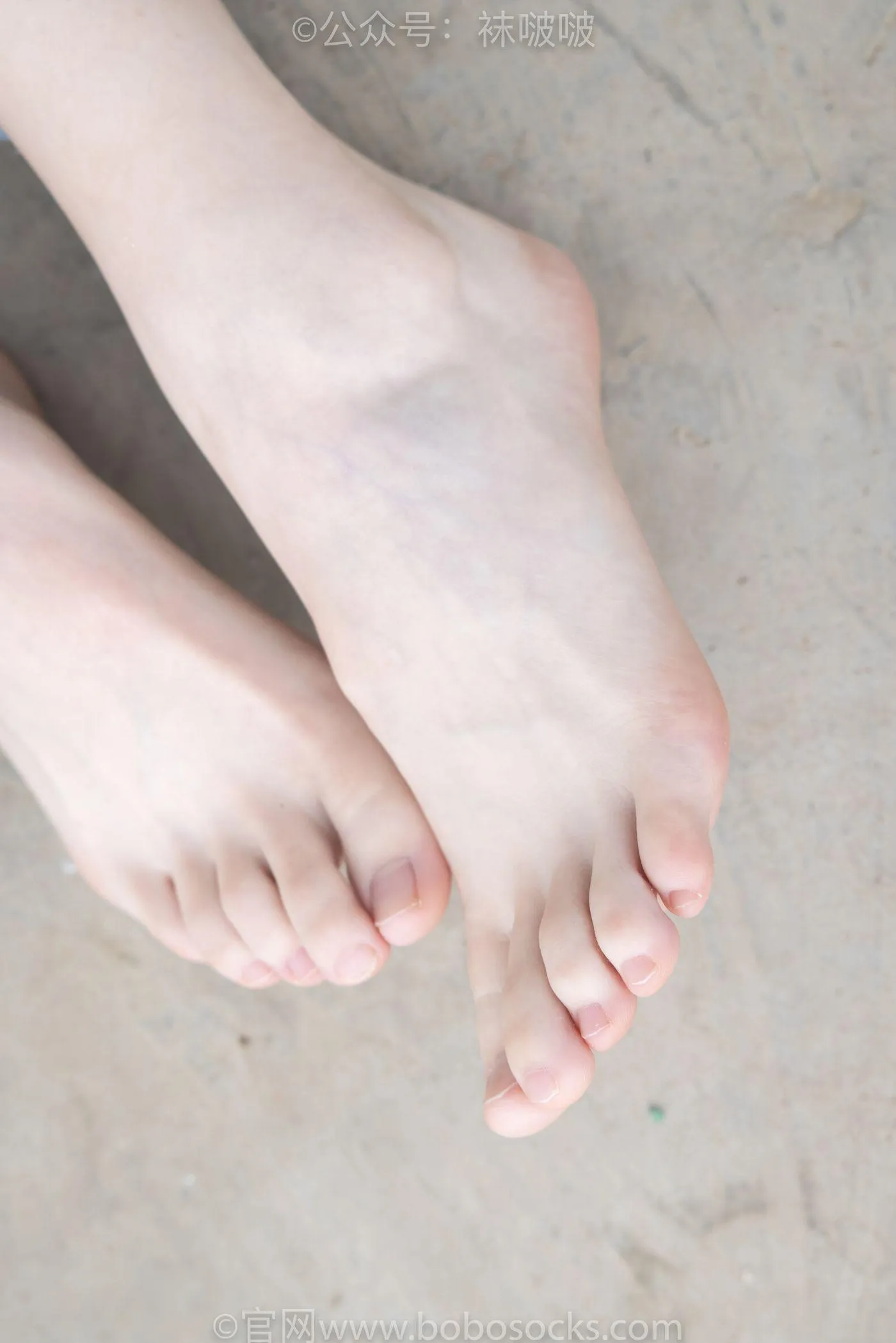 [BoBoSocks袜啵啵]NO.020 熊熊-NB运动鞋、蓝色短棉袜（踩脏）、裸足 [150P]插图2